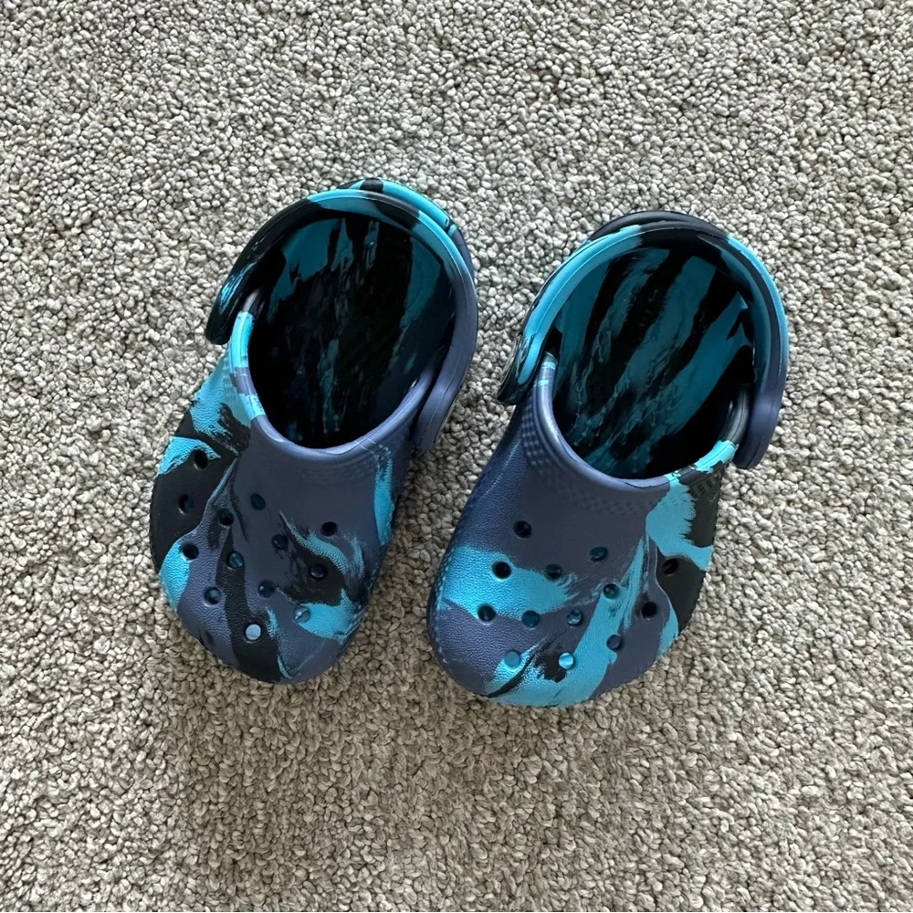 Crocs Kids Blue Marbled Clogs‎ Size C5